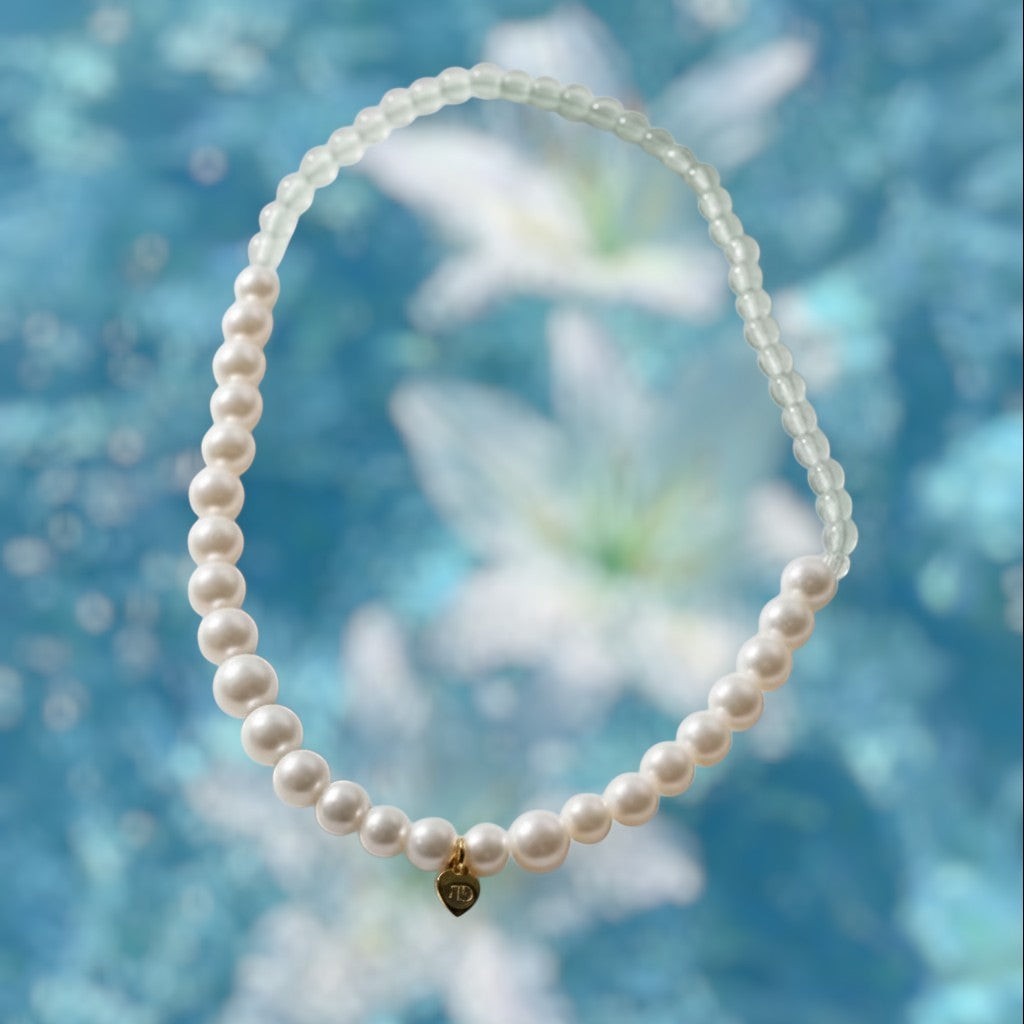 The Mermaid's Den Statice Sinensis bracelet featuring light green Aventurine beads and white freshwater pearls.